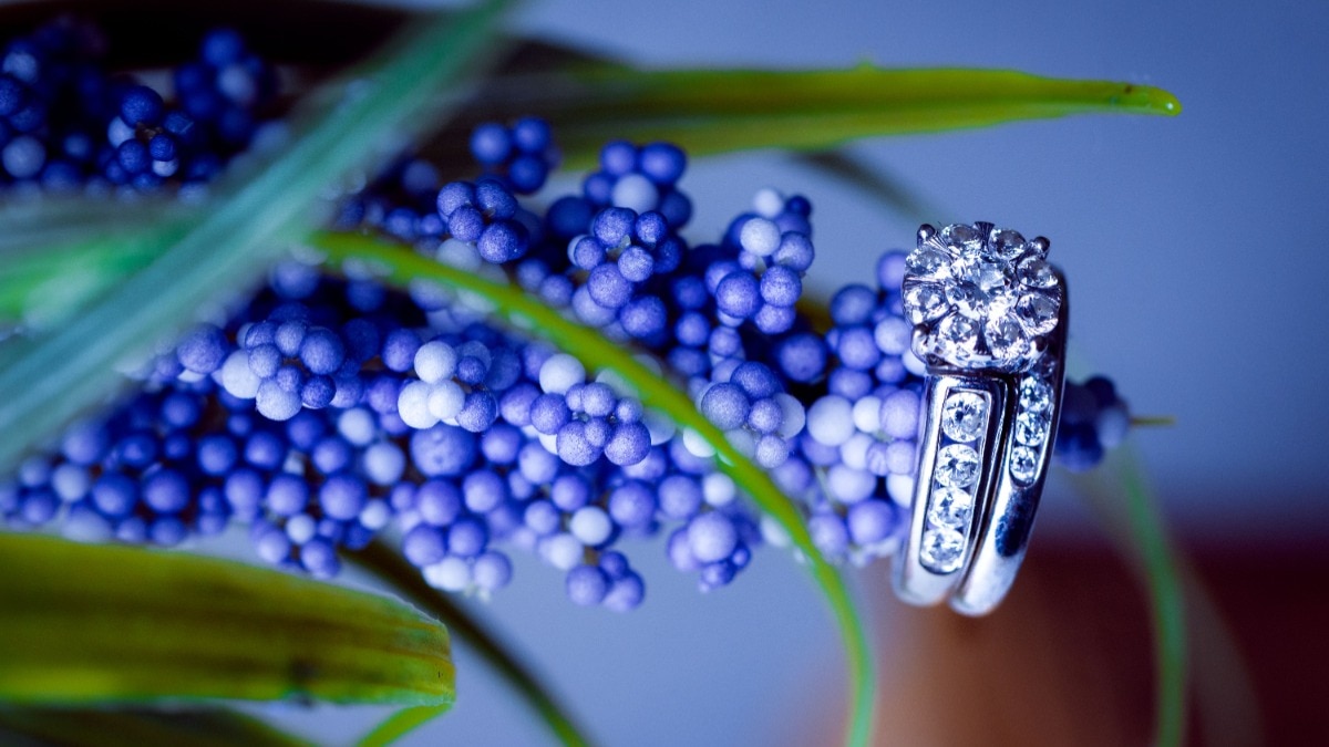 Jewellers use quick tests to distinguish genuine diamonds from fakes