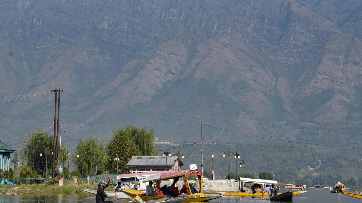 J&K High Court bans motorised shikara boats, jet skis on Dal Lake