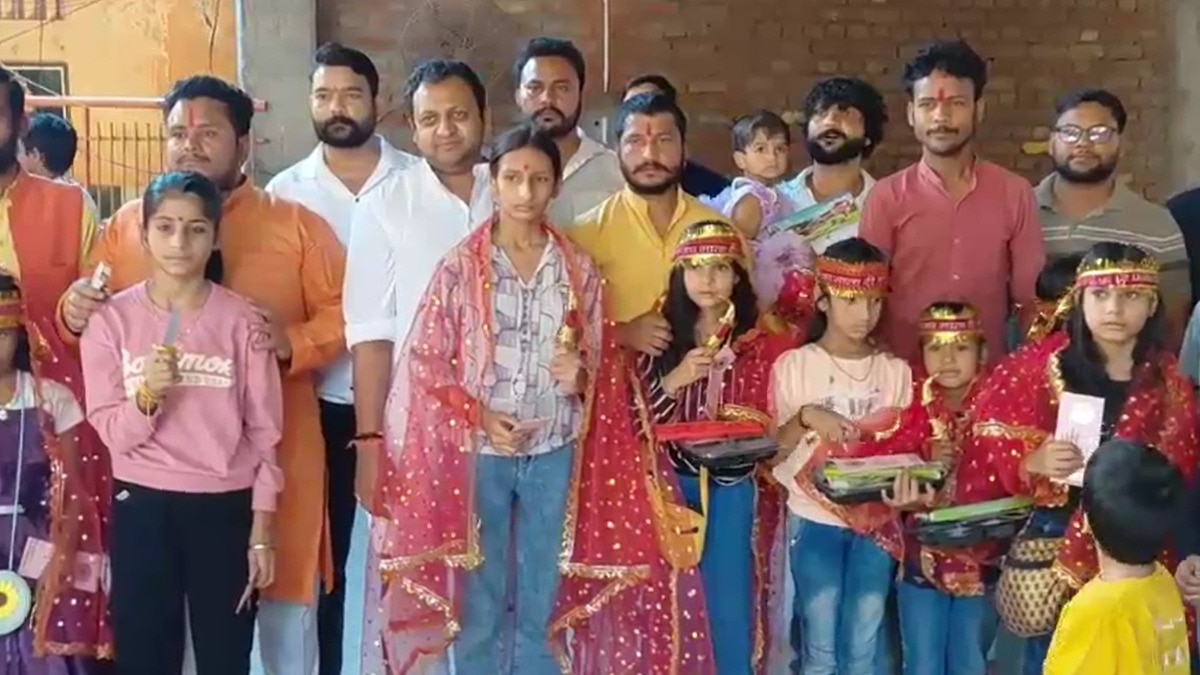 Hindu group distributes knives to girls in Uttar Pradesh ritual