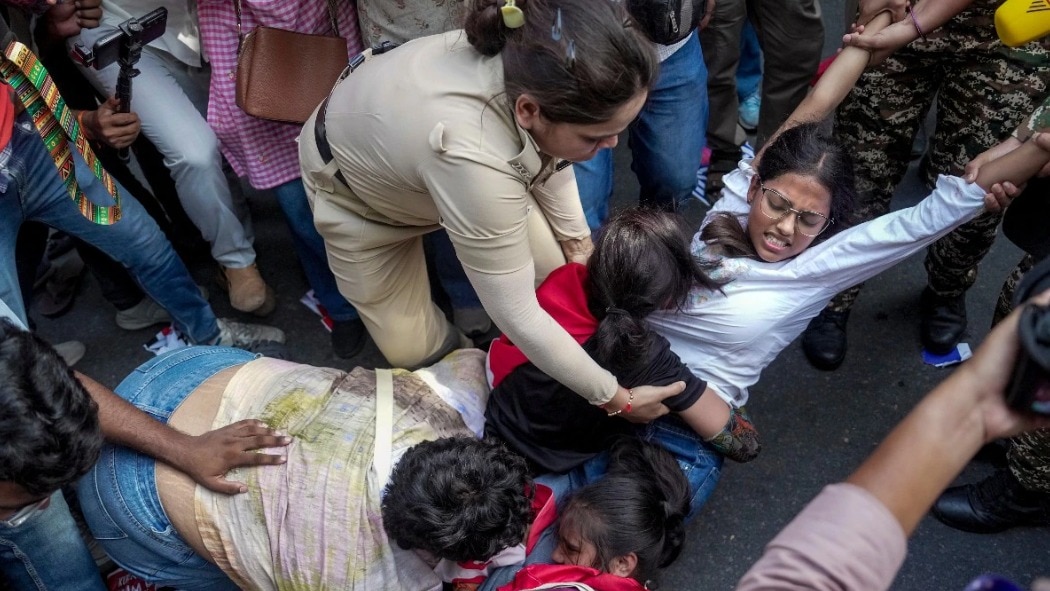 महिला पत्रकारों पर हमले के मामले में सरकार का रुख स्पष्ट नहीं