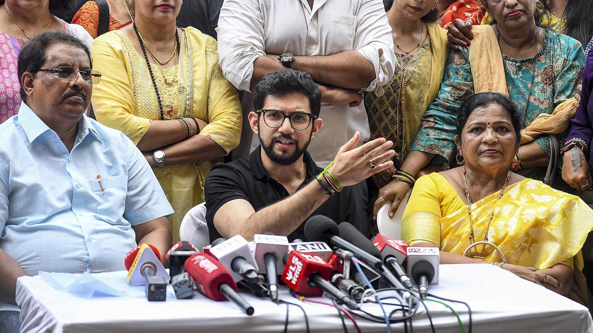मुंबई की सार्वजनिक जमीन बीजेपी नेताओं को देने का आरोप