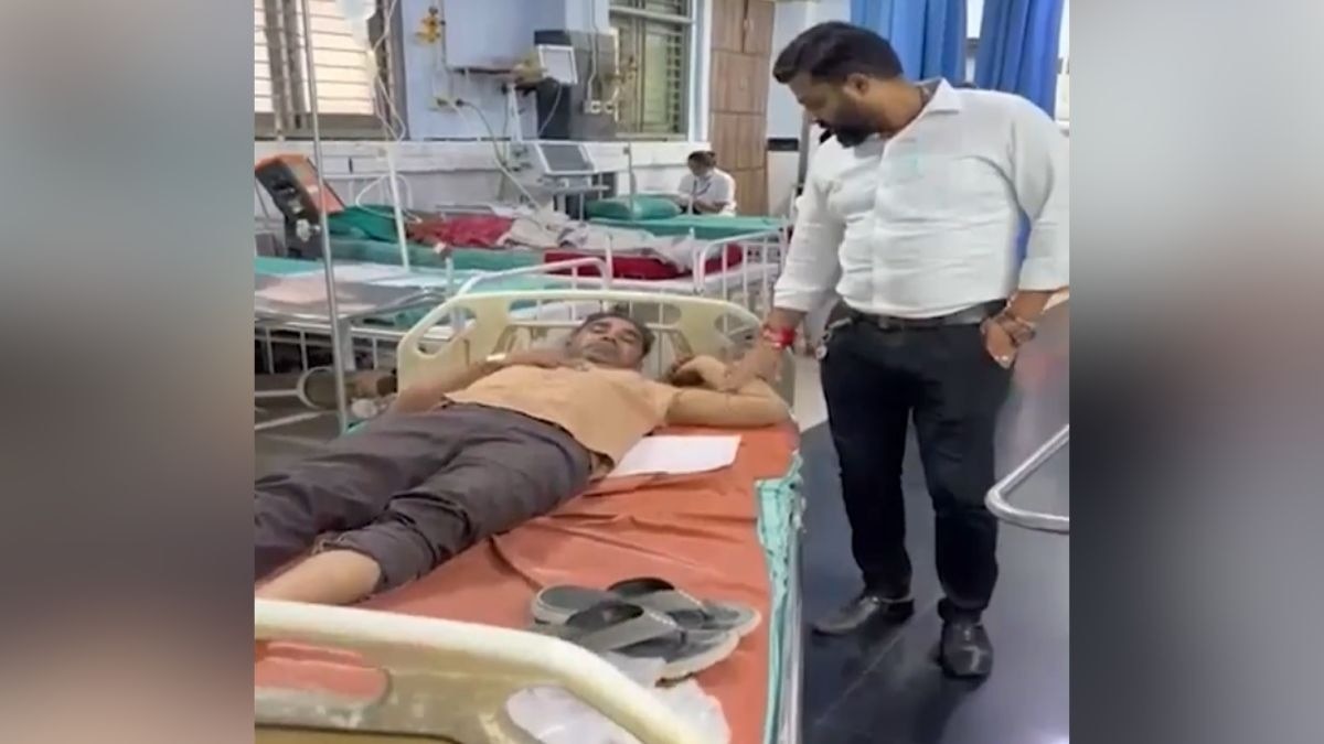 Gujarat Man Kills Snake After Bite, Brings It to Hospital for Treatment