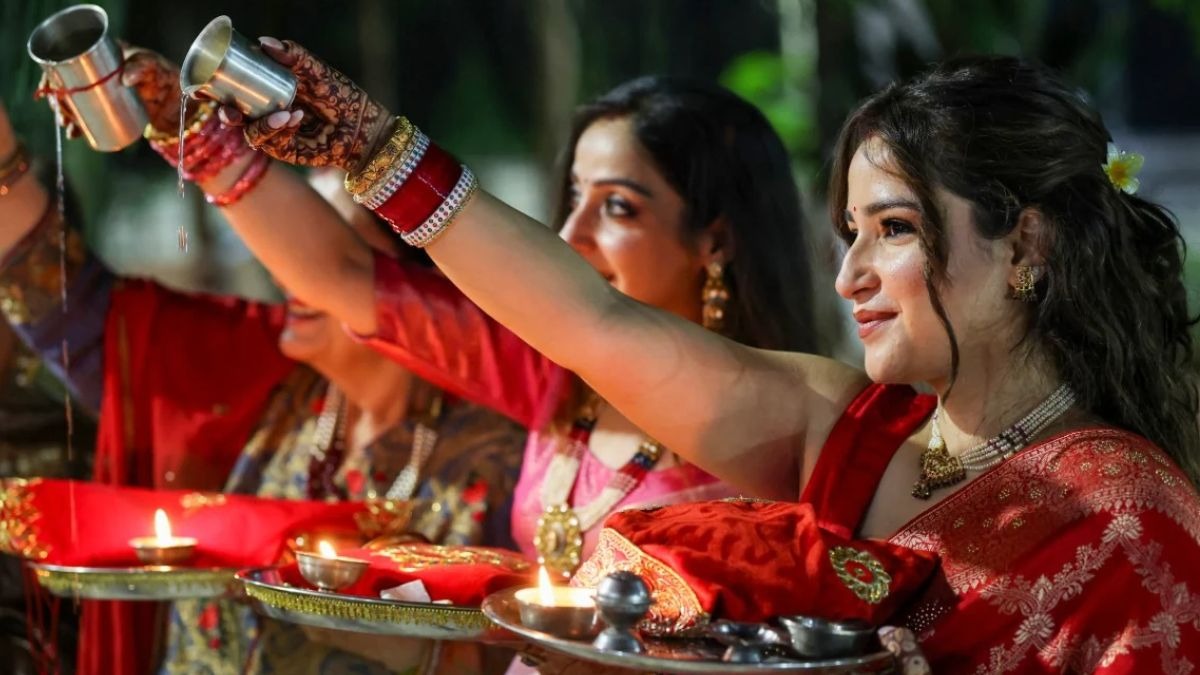 करवा चौथ का चांद दिखा, व्रत खोलने की तैयारी शुरू