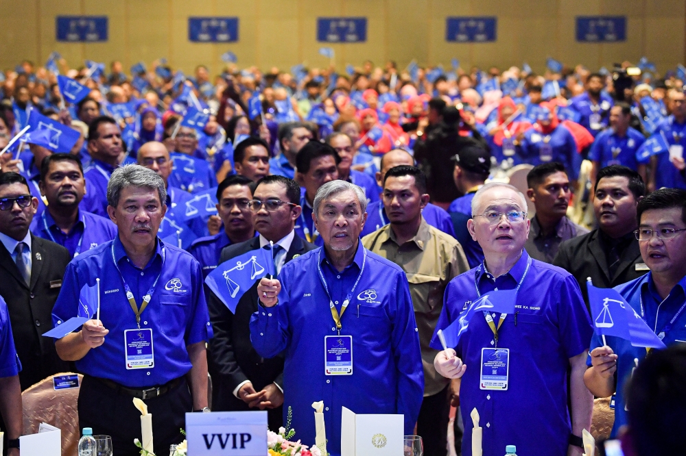 PKR serang 'Big Brother' Umno, keluar MCA dedahkan perpecahan BN lebih dalam