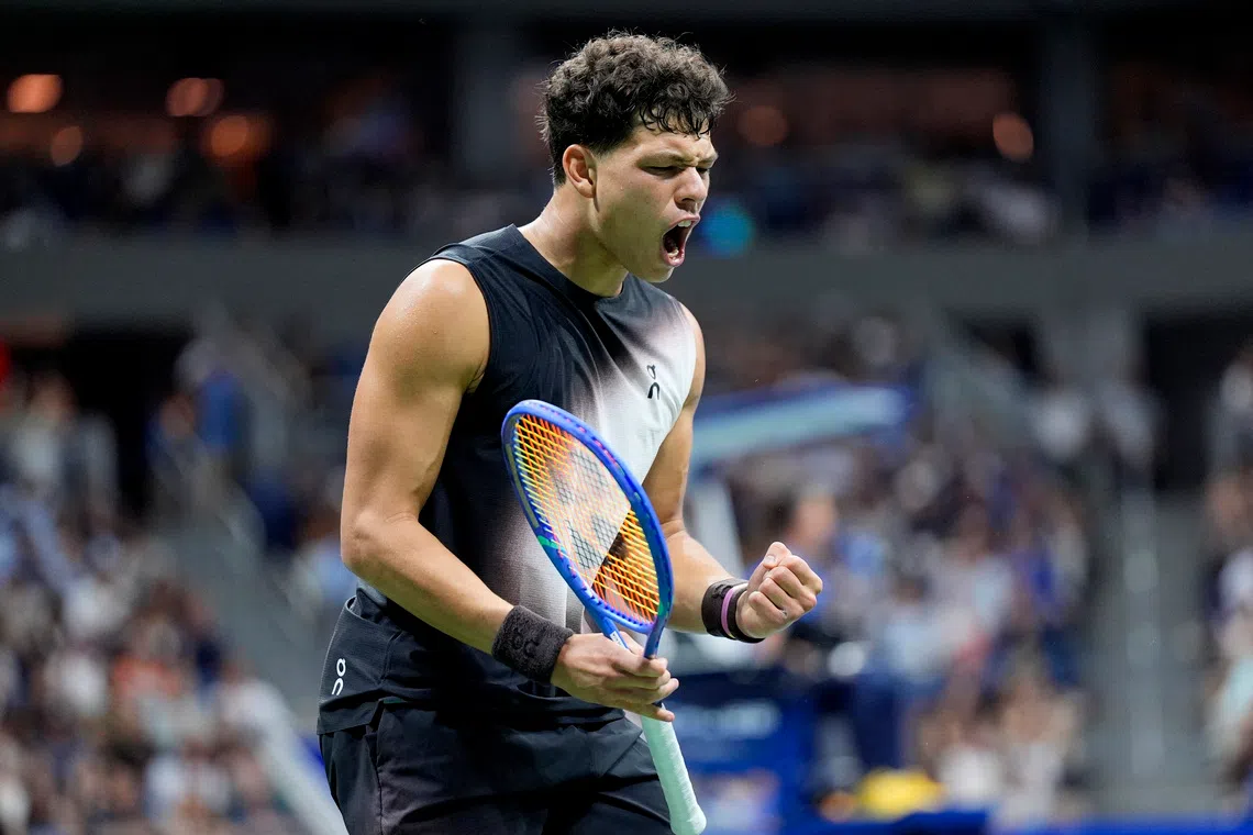 Shelton battles back to advance at US Open despite first-set stumble