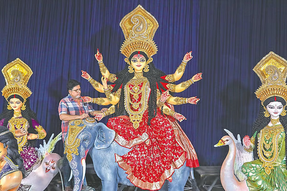 আজ থেকে শুরু হচ্ছে দুর্গা পূজা, মহাষষ্ঠীতে আসছে দেবীদর্শন
