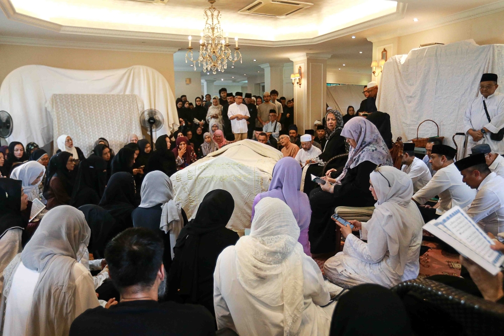 Penuh kasih sayang, jemaah berduyun-duyun ke rumah Dr Hasmah