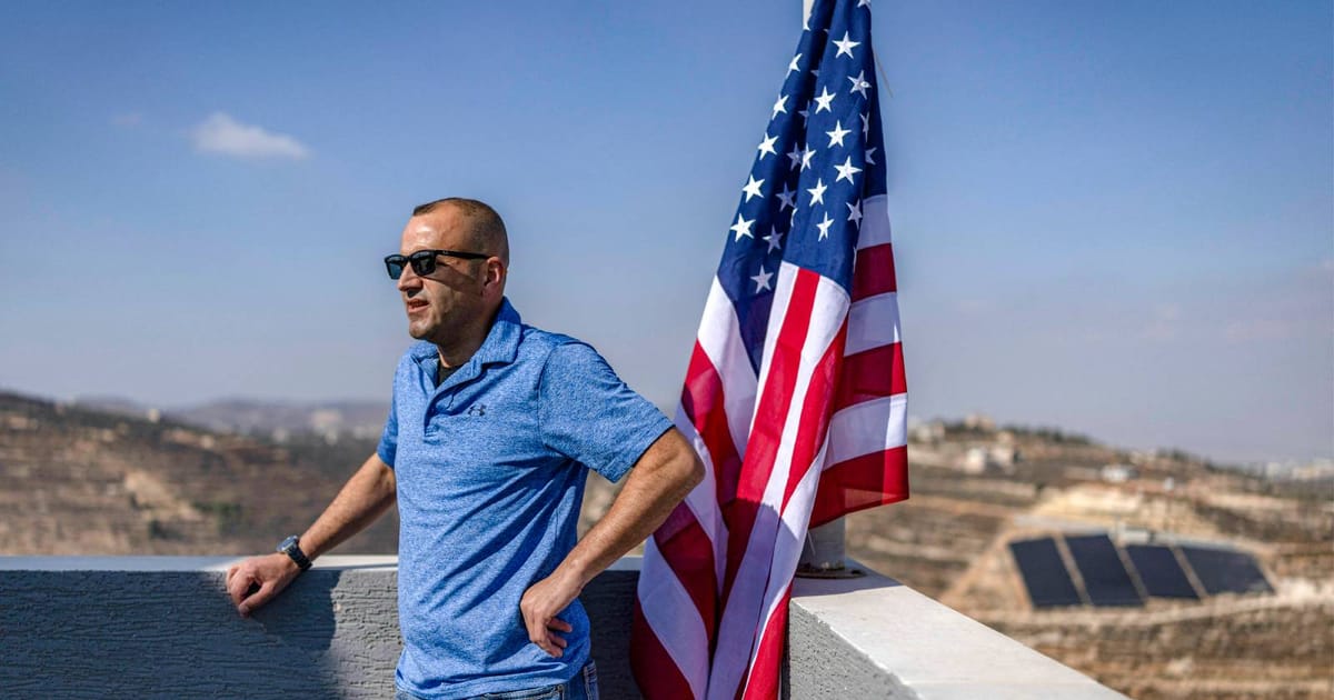 Warga Amerika-Palestin Kibar Bendera AS di Rumah Dikepung Peneroka