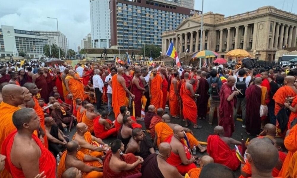 Buddhist monks maintain vigil at Presidential Secretariat demanding monk's release