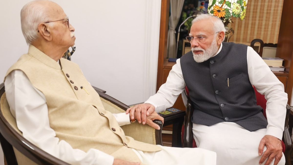प्रधानमंत्री मोदी ने आडवाणी से मिलकर लिया आशीर्वाद, सरकार प्रमुख के 25 साल पूरे