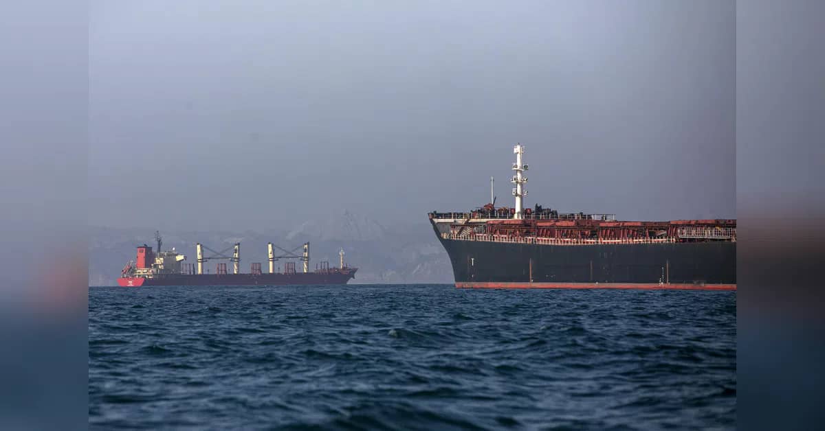 US destroys Iranian oil tankers in response to missile attacks on warship