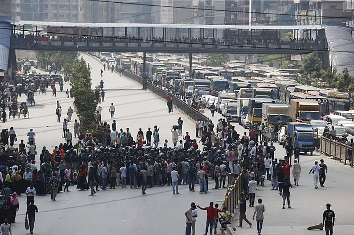 Police end lengthy road blockade by garment workers in Uttara