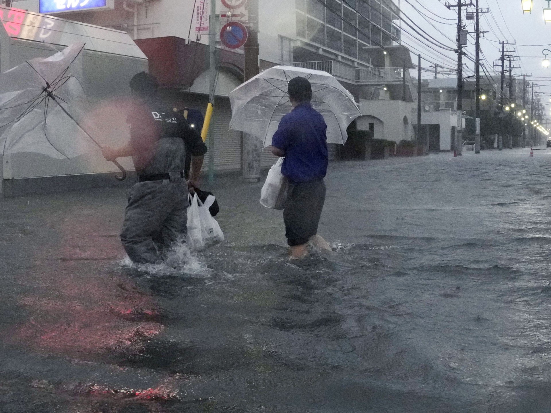 Typhoon Dujuan claims two lives, disrupts Tokyo-area transport