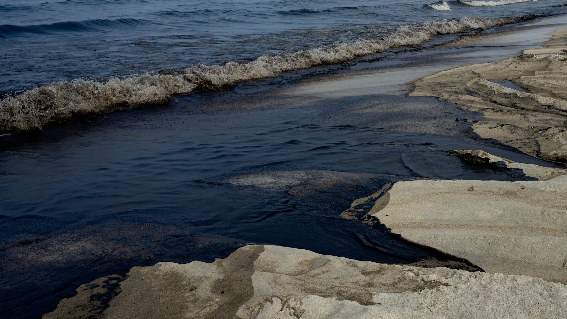 Oil slick from Hormuz Strait tanker reaches UAE coastline