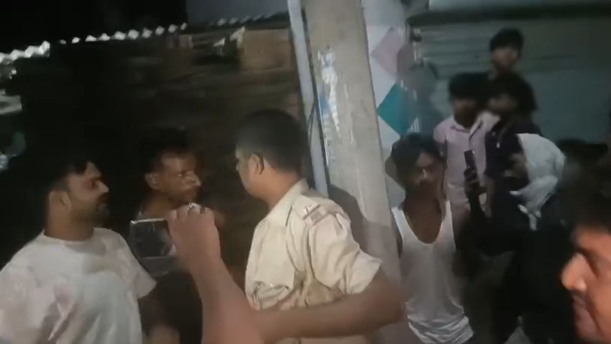 झारखंड में नशे में ASI को खंभे से बांधकर पीटा, वीडियो वायरल