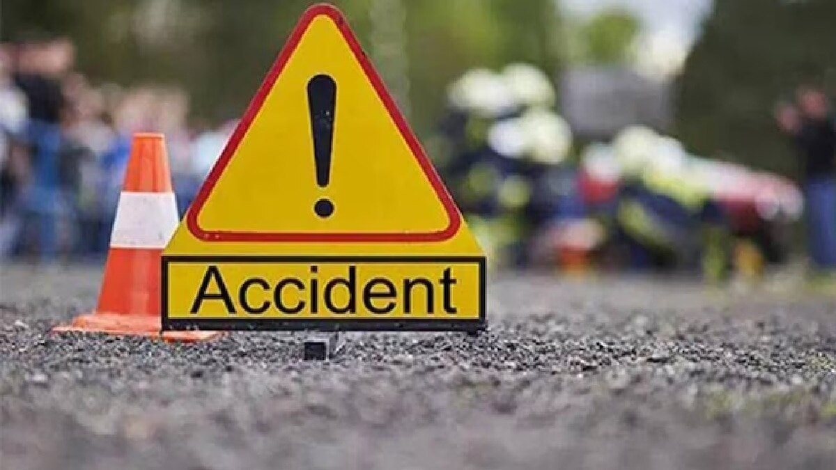 School bus carrying 20 children crashes into utility pole in Punjab