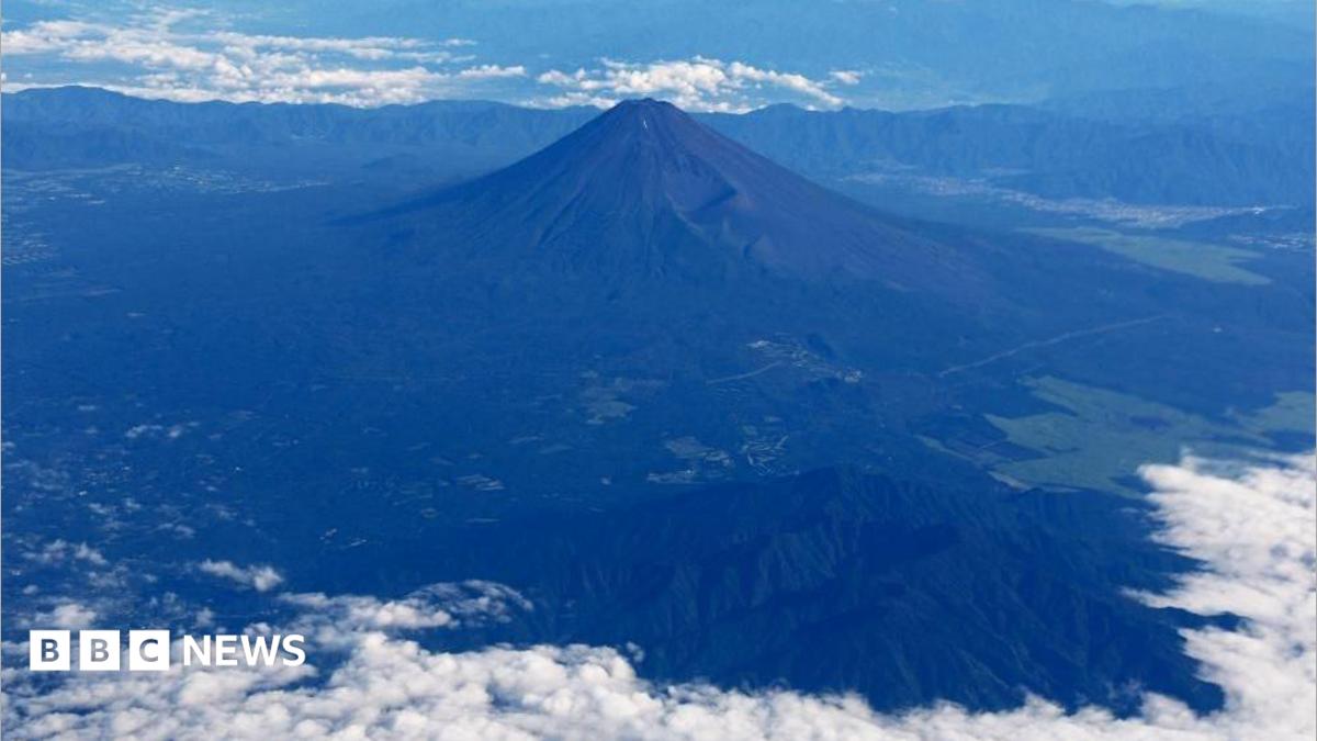 Japanese father abandons young son on Mount Fuji during hiking trip