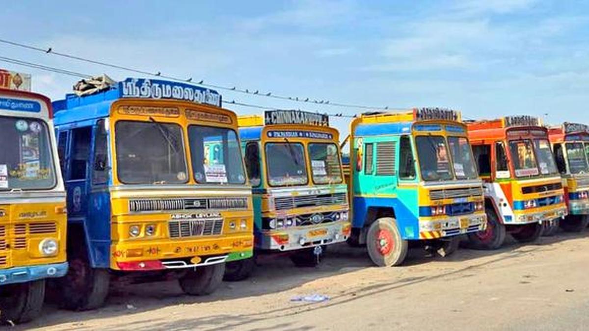 असम-बंगाल सीमा पर 300 ट्रक फंसे, आंध्र प्रदेश के ट्रक मालिकों की केंद्र से अपील