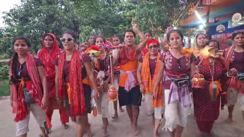 पिता की अनोखी भक्ति: 19 बेटियों के साथ कांवड़ यात्रा