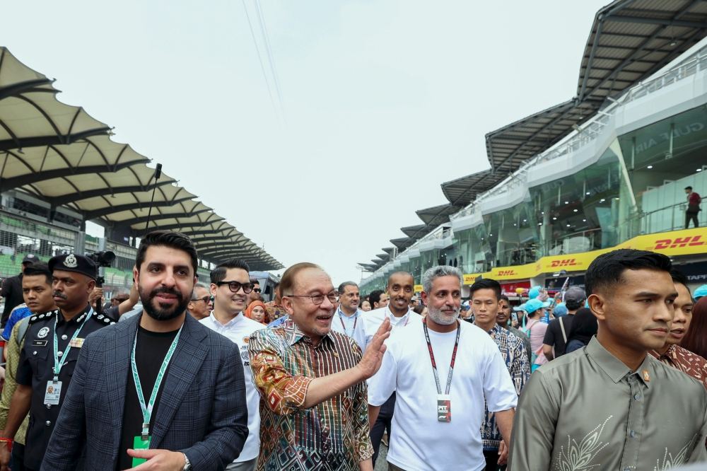 PM Anwar drives F1 excitement as Malaysia prepares for grand prix