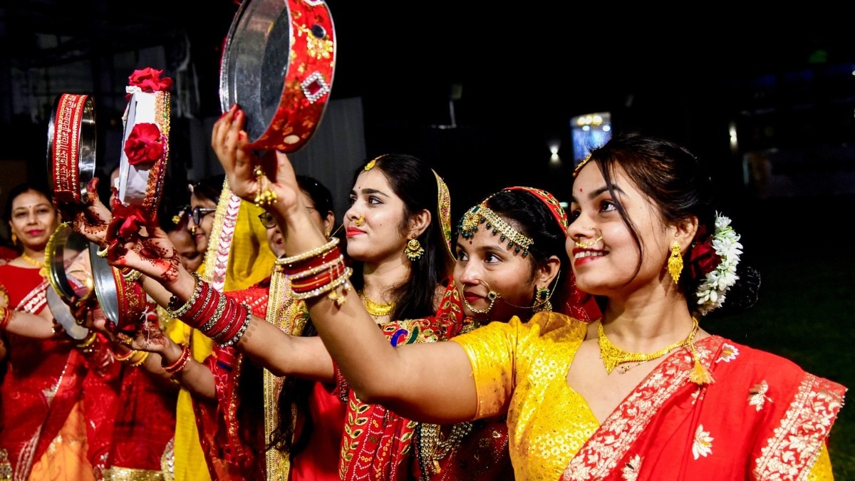 करवा चौथ पर देश भर में आस्था की परंपरा, मौसम ने खड़ी की चुनौती
