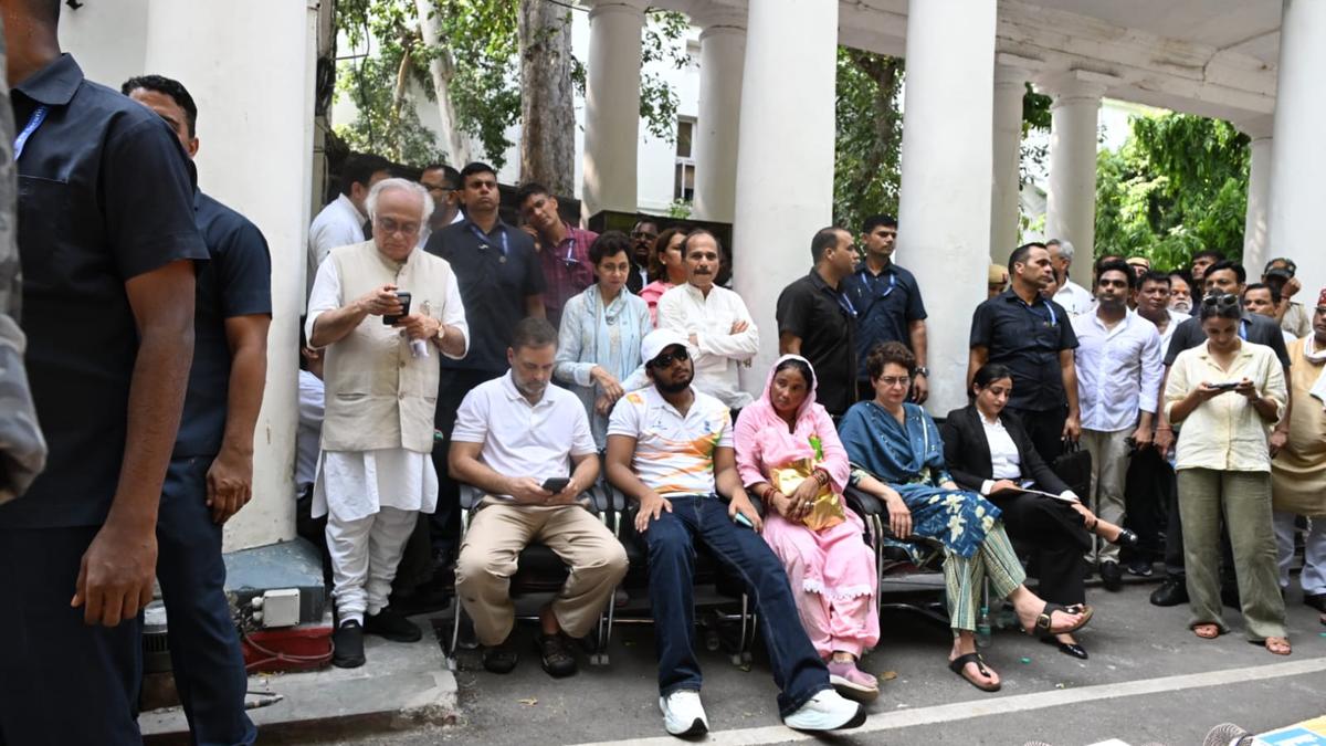 राहुल गांधी ने दिल्ली में धरना दिया, छात्र प्रदर्शन में पेलेट गन के इस्तेमाल पर FIR की मांग