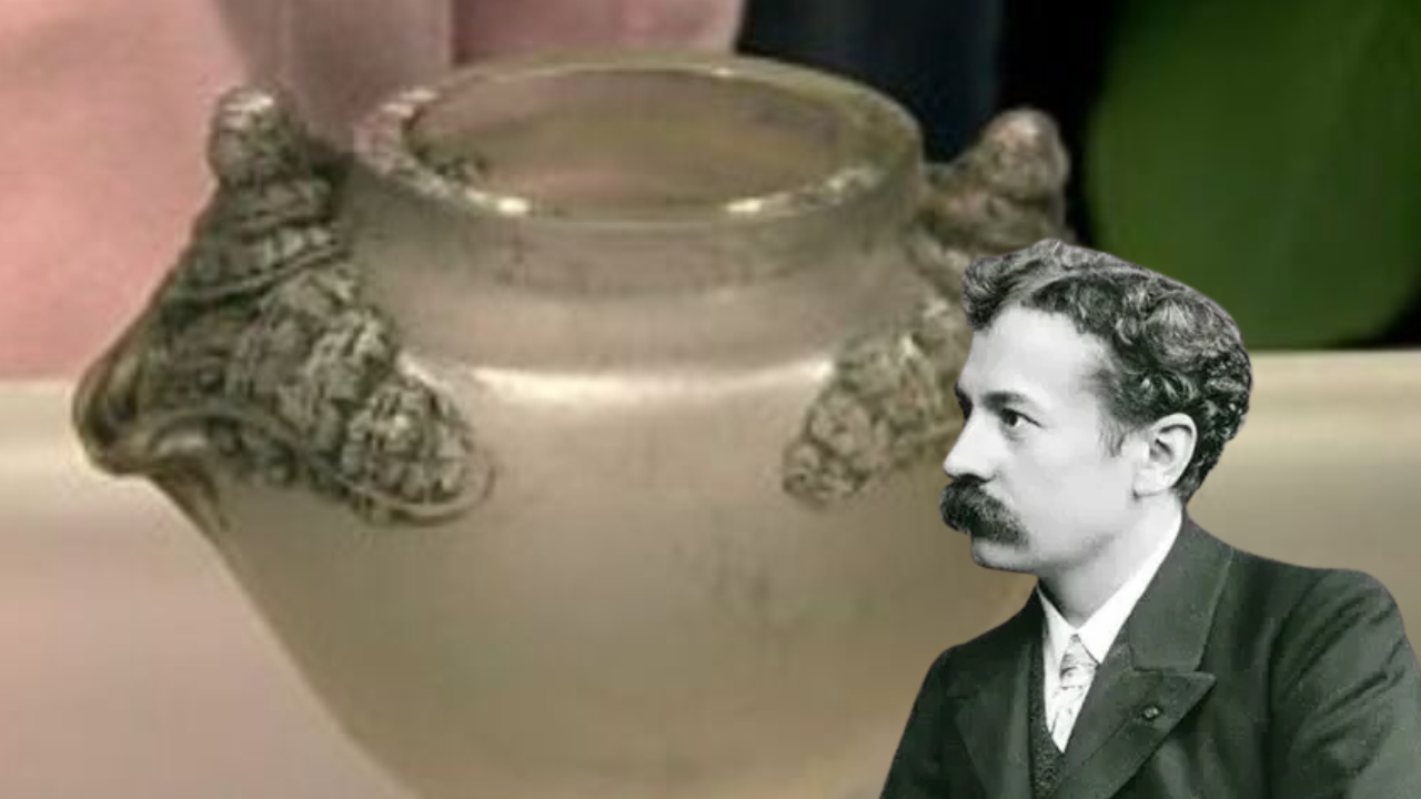 Scottish Woman's £1 Car-Boot Vase Fetches £32,450 at Auction