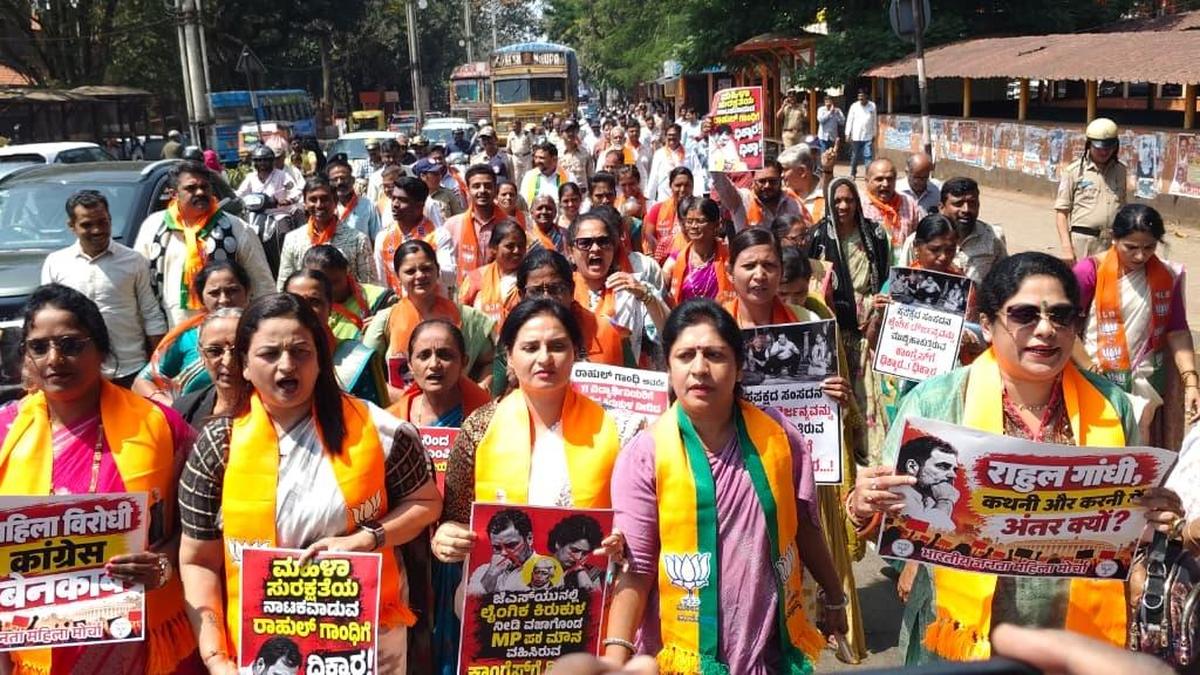 बेलगावी में कांग्रेस सांसद के खिलाफ भाजपा महिला मोर्चा का प्रदर्शन