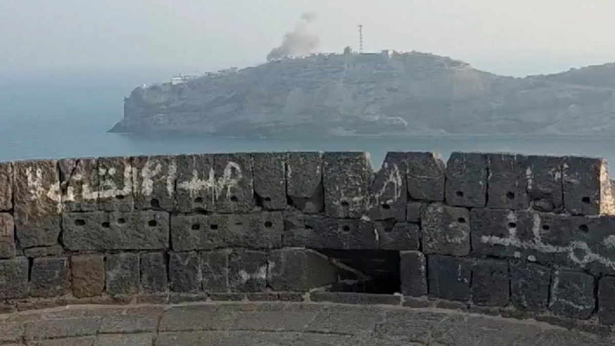 Houthis launch significant strikes on Yemen's Aden government stronghold