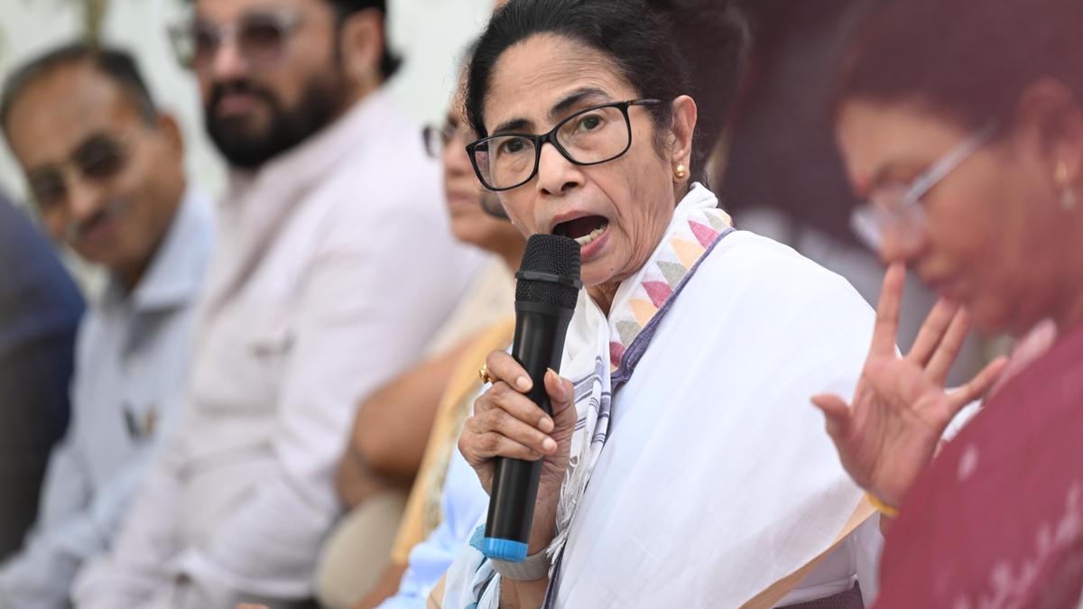 Modi government won't complete term, says Mamata on voting rights