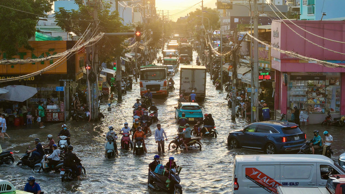 Ho Chi Minh City paralyzed as seasonal high tide submerges streets