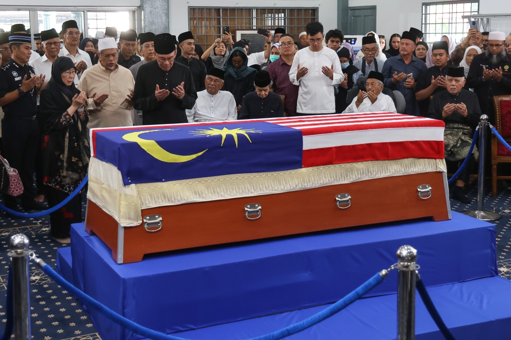 Ratusan Jemaah Hadiri Solat Jenazah Dr Hasmah di Seri Kembangan