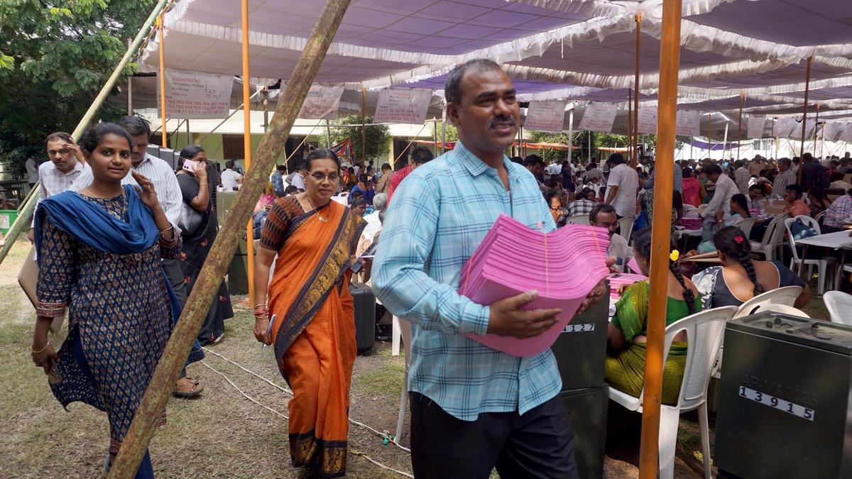 गुंटूर और तेनाली में चुनाव सामग्री वितरण शांतिपूर्ण तरीके से संपन्न