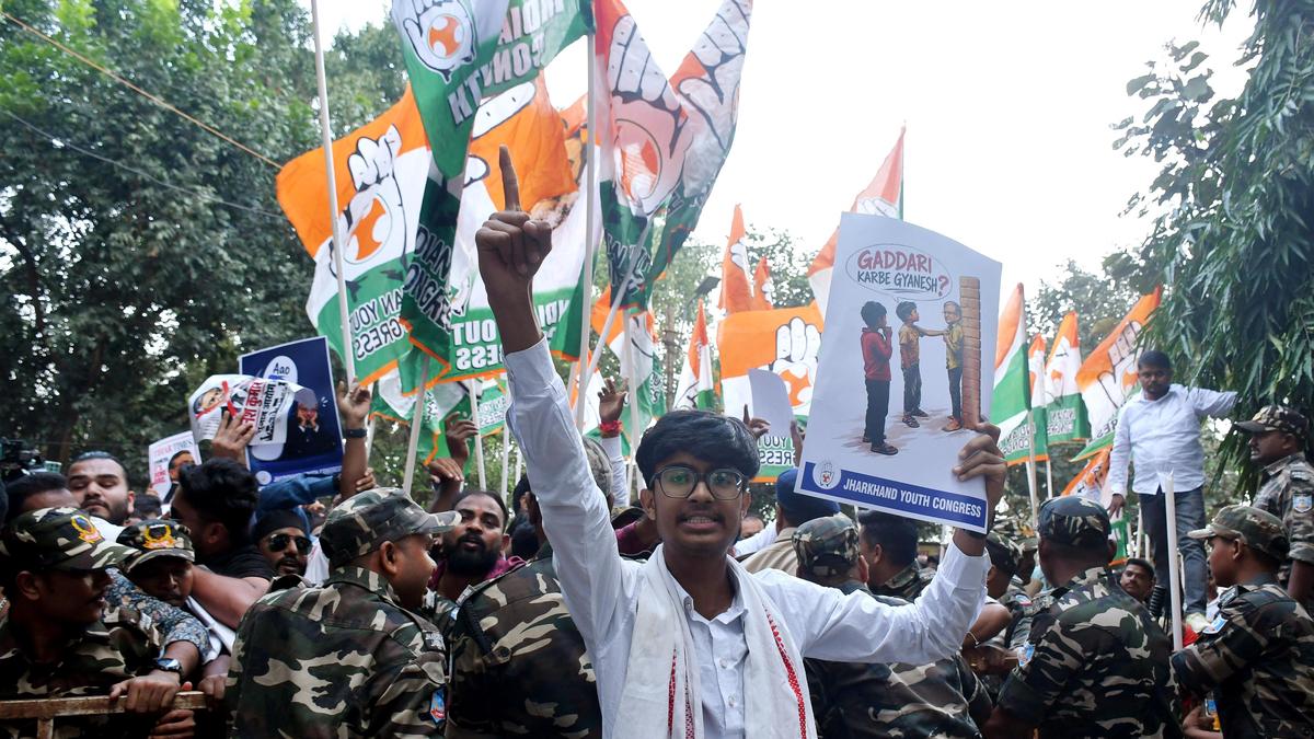 झारखंड: कांग्रेस कार्यकर्ताओं का चुनाव आयोग कार्यालय के बाहर पुलिस से झड़प