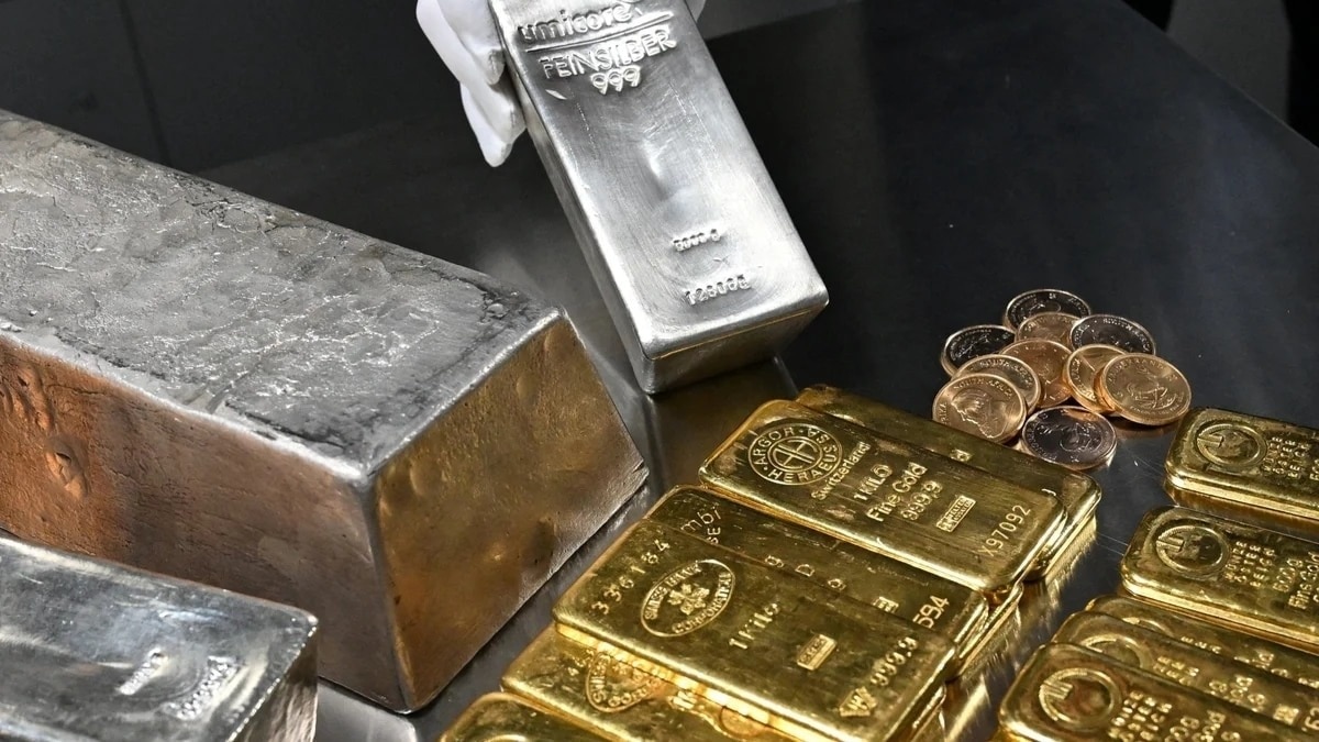 Silver plunges over 8,000 rupees as US inflation data pressures precious metals