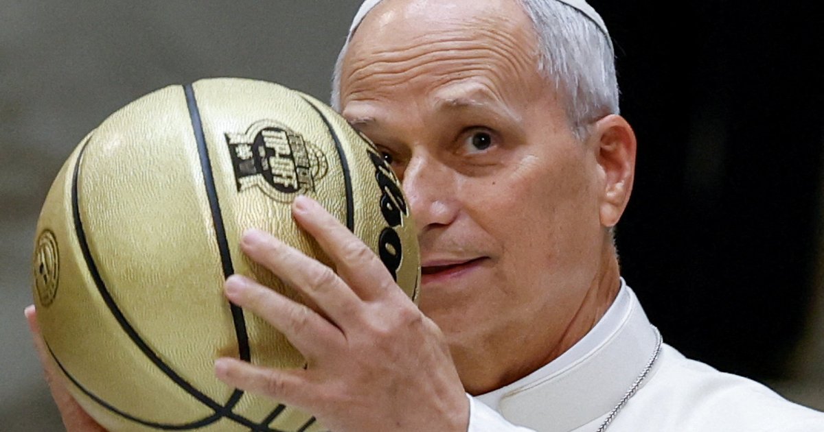 Pope Leo hosts rival college basketball teams at Vatican