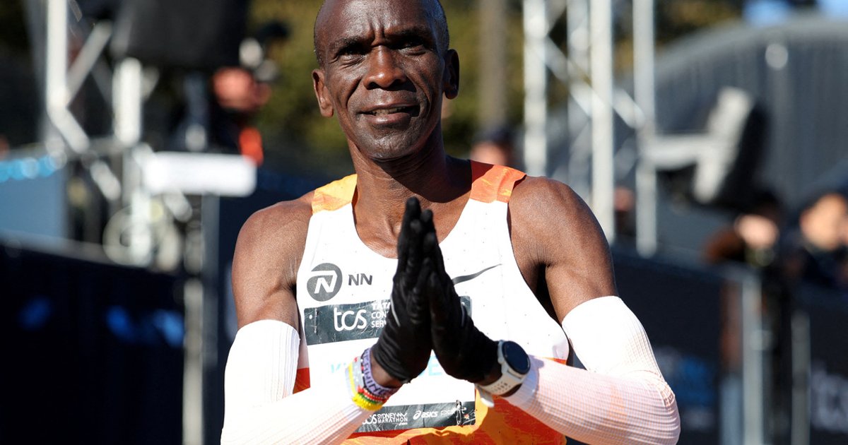 Kipchoge claims Melbourne Marathon victory in course record time
