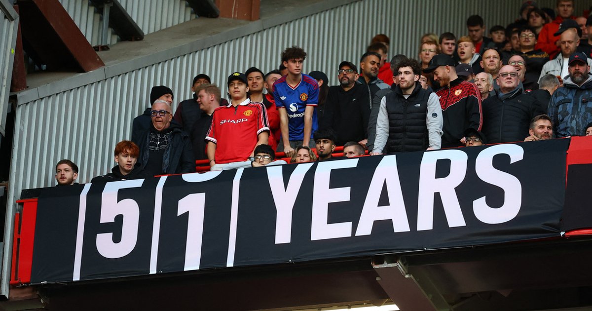 Man United supporters resurrect famous banner in City financial jibe
