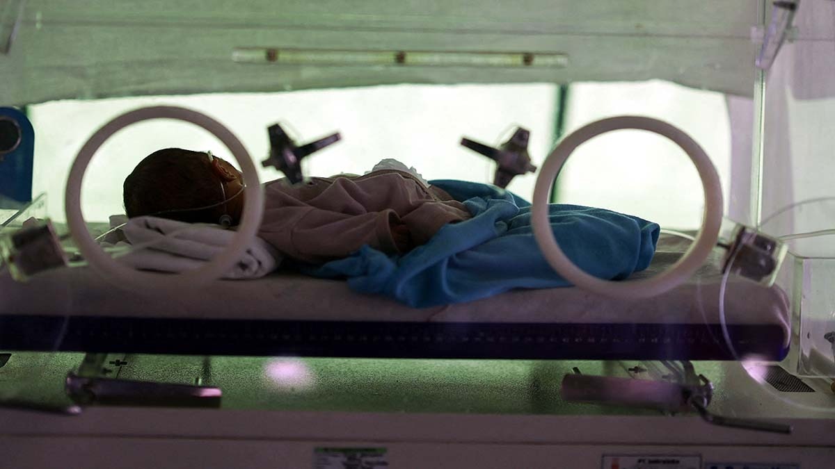 Baby born during powerful Indonesia quake as doctors work by torchlight