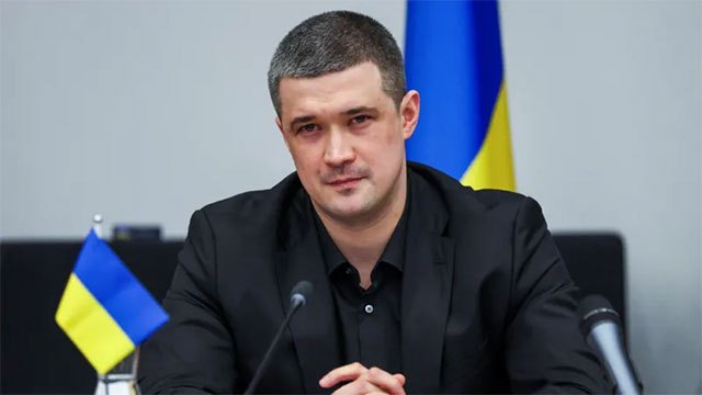Ousted Ukrainian Defence Minister Demands Early Presidential Election