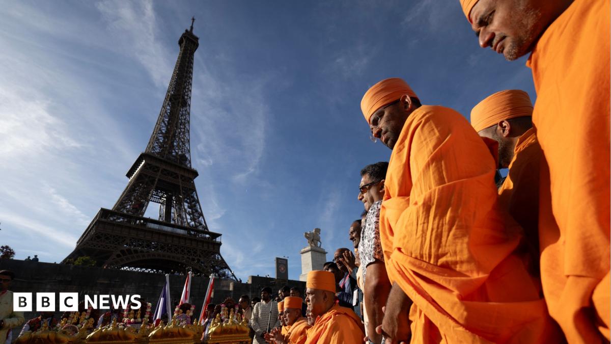 Eiffel Tower chief to resign over removal of female staff