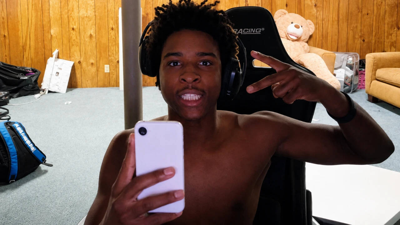 From Eviction to Internet Fame: Streamer's Viral Moment Sparks Support