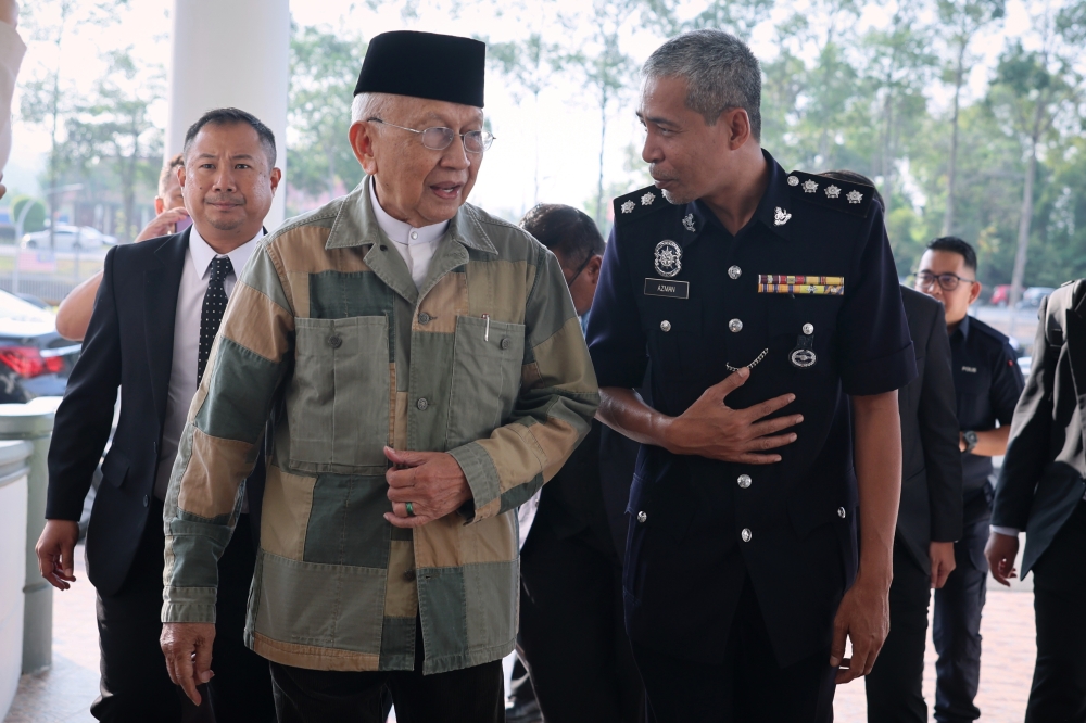 Opposition politician Rais Yatim appears in court on sedition charge