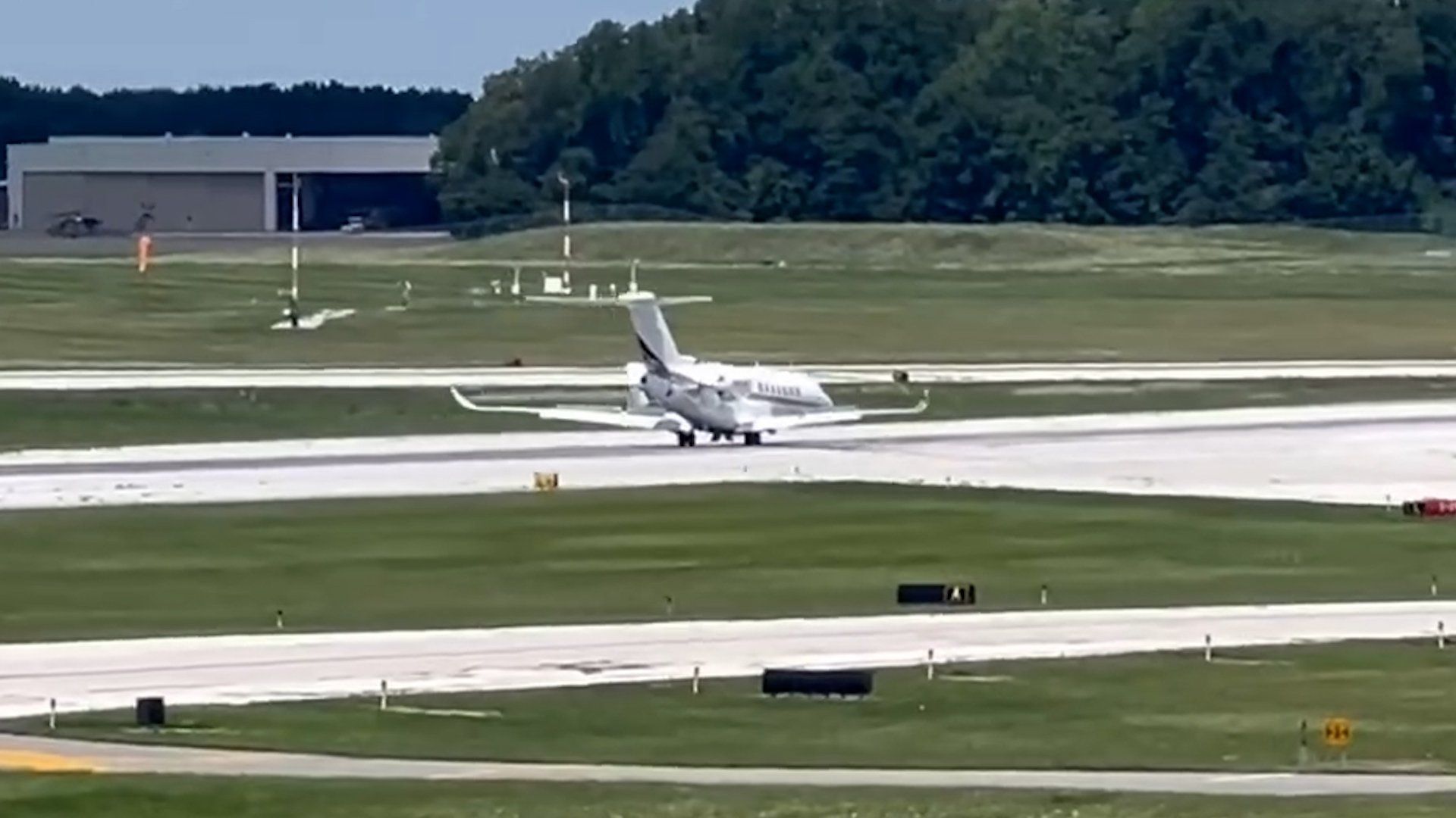 US military pilot executes emergency landing with failed landing gear