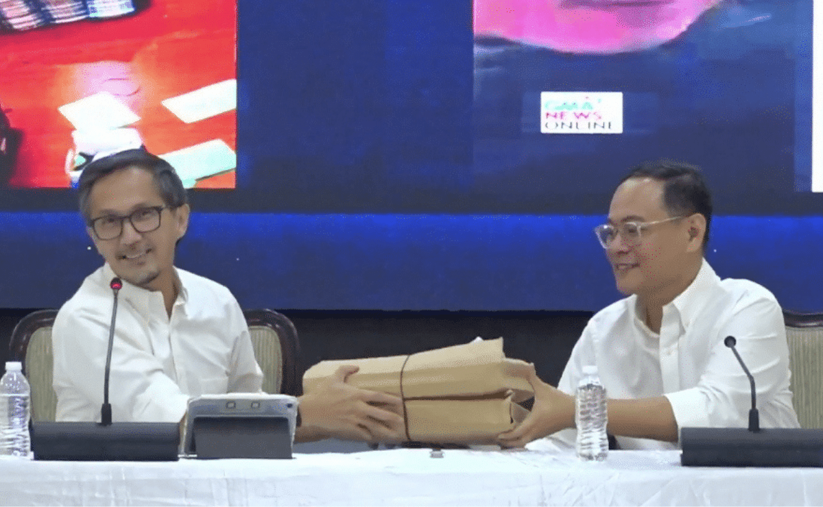 Dizon hands Lopez dossier of corrupt DPWH officials at turnover