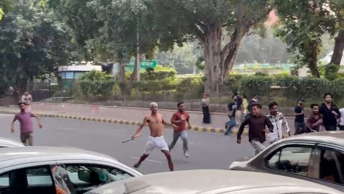 दिल्ली में CJP विरोध प्रदर्शन के दौरान गांधीजी प्रतिमा पुलिस से भागी