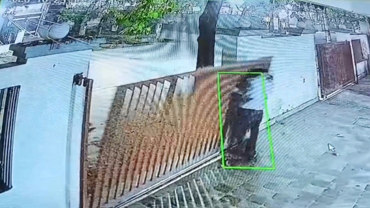 कानपुर: सुरक्षा गार्ड पर गिरा भारी लोहे का गेट, मौत