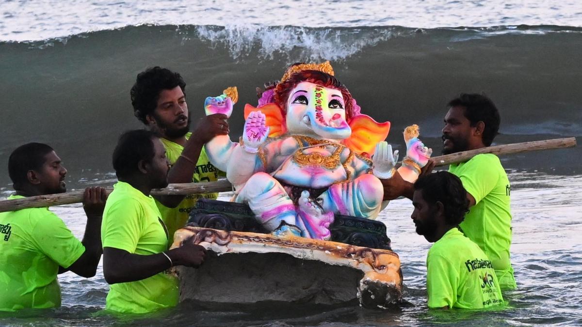 화려क गणेश प्रतिमा विसर्जन से शहर में अराजकता