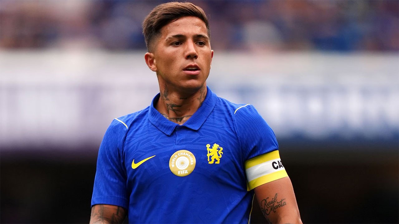 Manchester City Completes Record-Breaking Transfer of Midfielder Fernandez