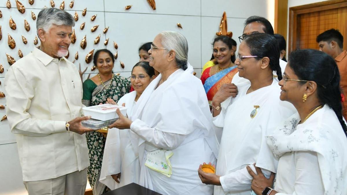 महिला नेताओं और ब्रह्मा कुमारियों ने चंद्रबाबू नायडु को राखी बांधी